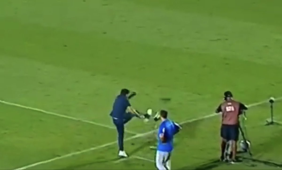 futebol_info's tweet photo. 🚨 AGORA! Técnico do Palmeiras, Abel Ferreira será denunciado pela Procuradoria do STJD por chutar microfone e pode ser suspenso por até 6 JOGOS.

O caso ocorreu ontem, durante Mirassol 1x1 Palmeiras.

O treinador será enquadrado no artigo que trata de conduta contrária à disciplina não tipificada. A pena prevista é de suspensão de 1 a 6 jogos.

Abel não é primário. O treinador já sofreu duas suspensões por expulsões que somaram 8 jogos.

🗞️ @UOL | @_rodrigomattos_ 
📸 Reprodução