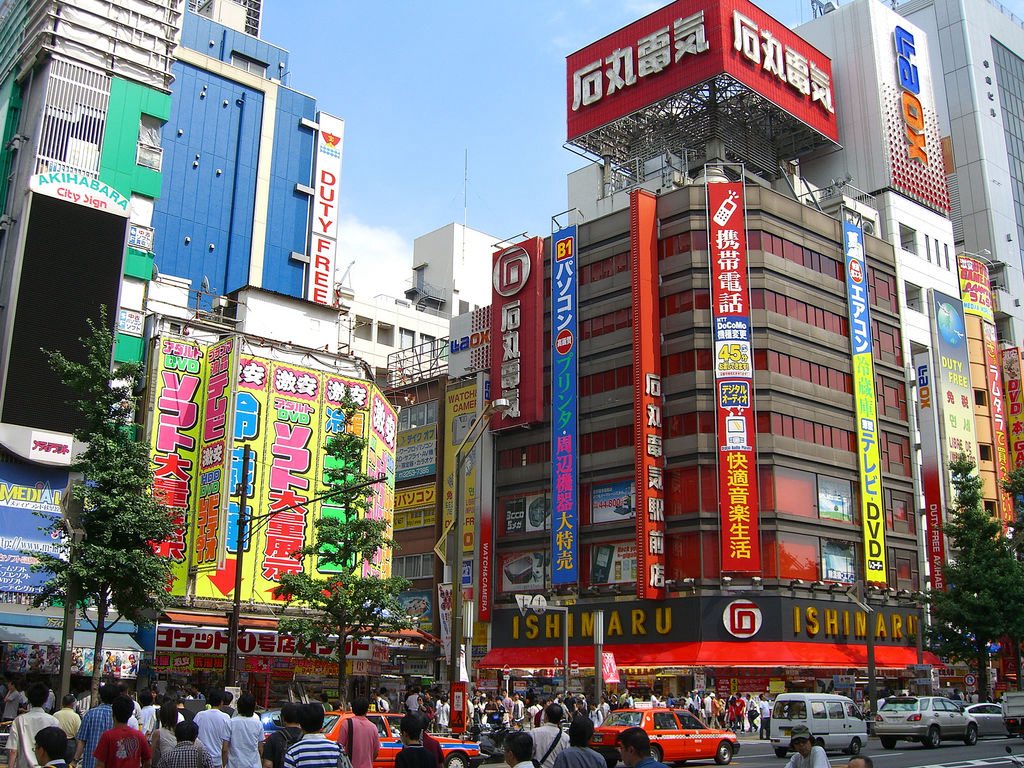 japan_memoryo's tweet photo. 2005年、東京・秋葉原電気街 https://t.co/UdwbJ6wmMU