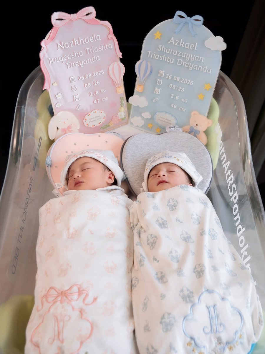 nurulrhmaa's tweet photo. MASYAALLAH LUCU BANGET BABY TWINS COWO CEWE INI 🤏🏻🥹

Selamat atas kelahirannya Nanda Arsyinta &amp; suami! Unik banget, nama twins-nya sama panjangnya kayak Mamina &amp; Kakak Eyin, masing-masing 33 huruf, terinspirasi dari hitungan dzikir ☺️ https://t.co/kpo102wyWC