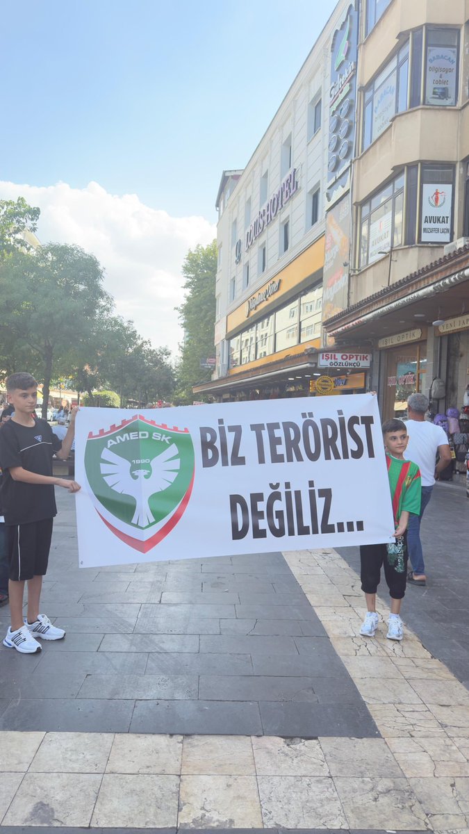 halkintakimi21's tweet photo. Büyük Amedspor Taraftarı : Biz Terörist Değiliz ! https://t.co/xoRrFXPXa9