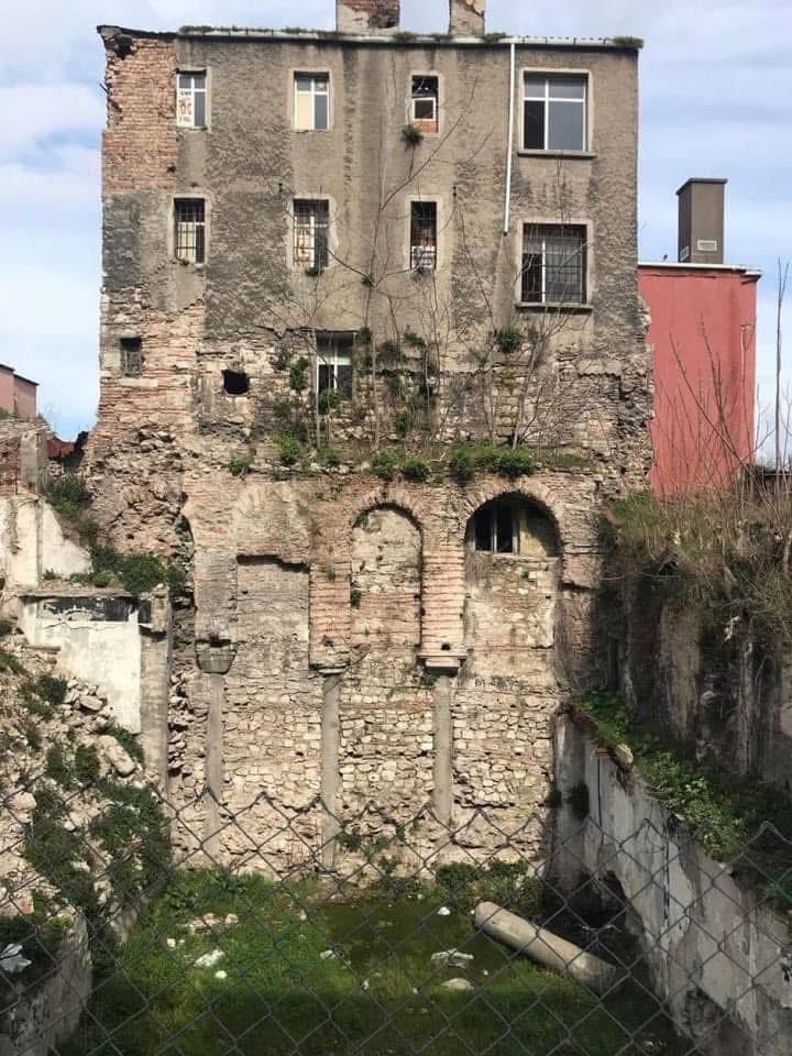 shaharzt's tweet photo. 1 binada 3 tarixi dövr: aşağıda Roma, ortada Osmanlı və yuxarıda Türkiyə dövrləri bir yerdə. https://t.co/Aj1T24mveq