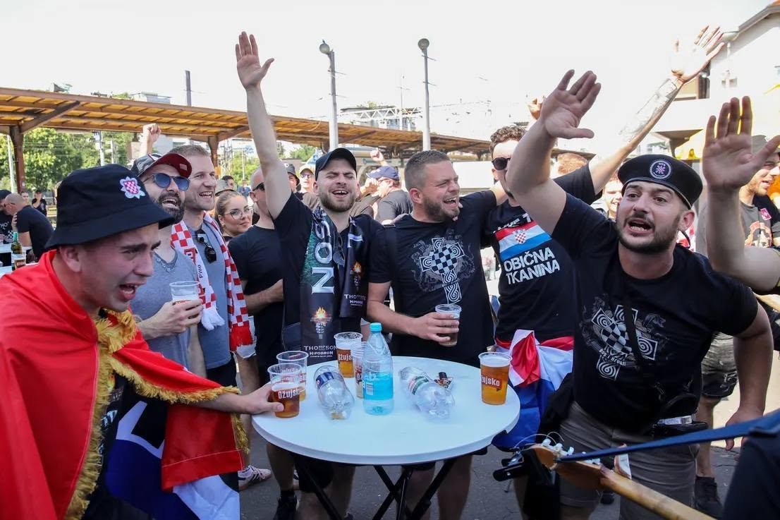 SuadaSaraj93's tweet photo. Najjači su mi Hrvati koji osuđuju Srbe koji veličaju Mladića dok oni slave takođe zločinca Pavelića https://t.co/oVI4iSWWQP