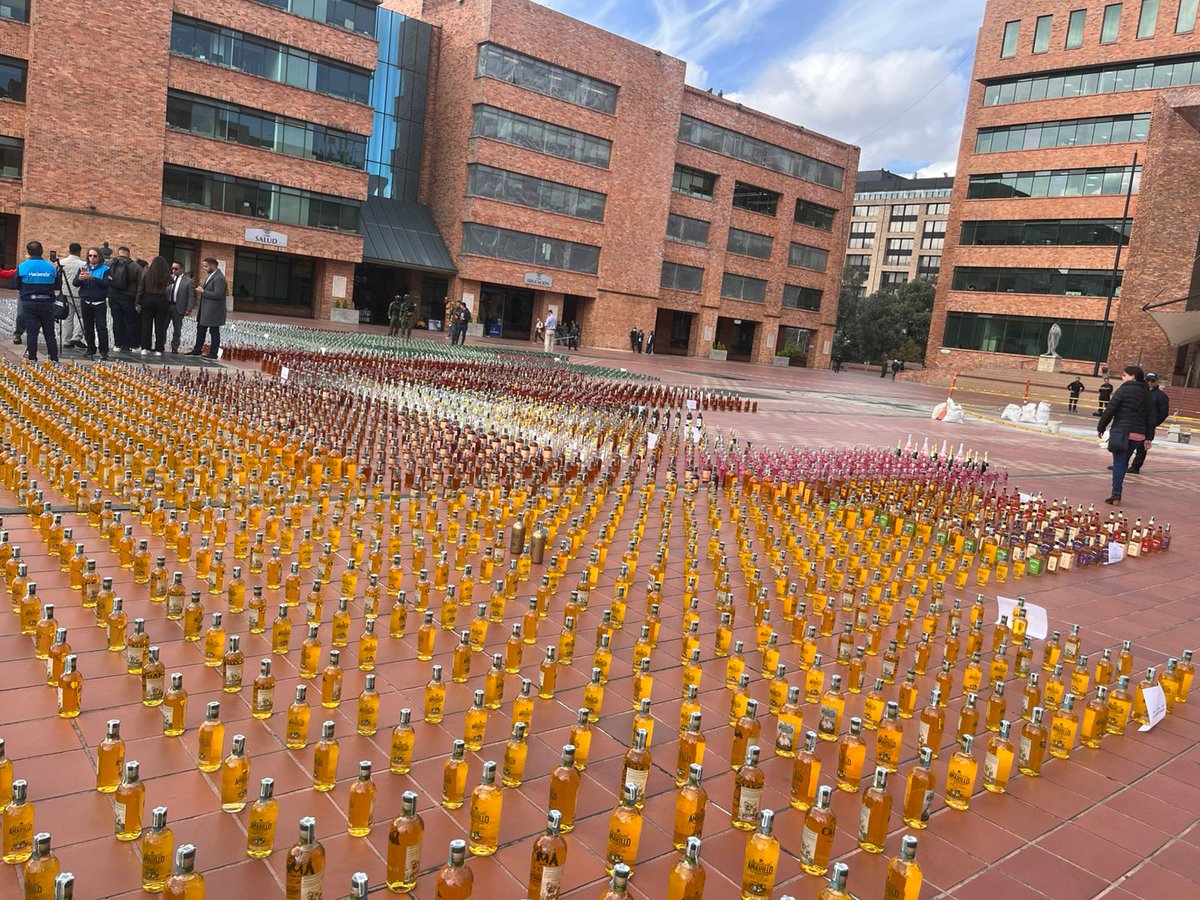 UltimaHoraCR's tweet photo. #Bogotá | La Fiscalía y la Gobernación de Cundinamarca, con apoyo de otras entidades, realizaron 11 allanamientos en dos centros comerciales de Los Mártires. La operación dejó 8.520 unidades de licor adulterado y más de 12.000 elementos falsificados incautados. Según las autoridades, el producto tendría un valor de más de $639 millones en el mercado clandestino.

https://t.co/woHMRjVE2M
