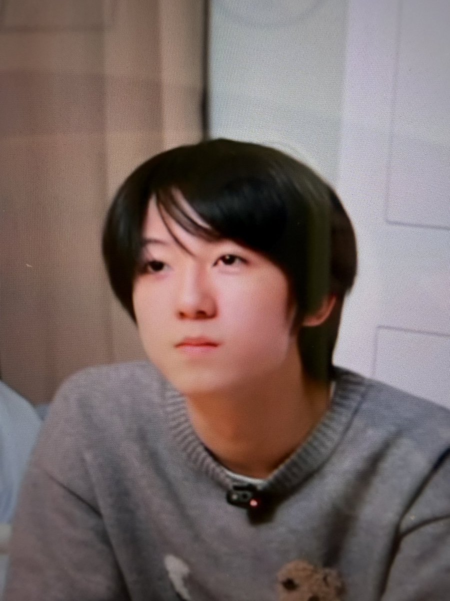 aiybbbbb's tweet photo. 就他这种懵懵的状态明显就是回想起昨晚我们俩在床上 他抱着腿我帮他舔逼啊 他身体超敏感我舌头动一下他就湿了 淫水都流到我的嘴巴里 等到我再加上手指搓他阴蒂的时候他就实在受不了伸手来推我的头 但是他抖的太厉害了 就不要了这三个字他能掰成好几段说出来 但杨博文最喜欢我帮他舔逼所以今晚继续呀 https://t.co/NwleBYDwc7