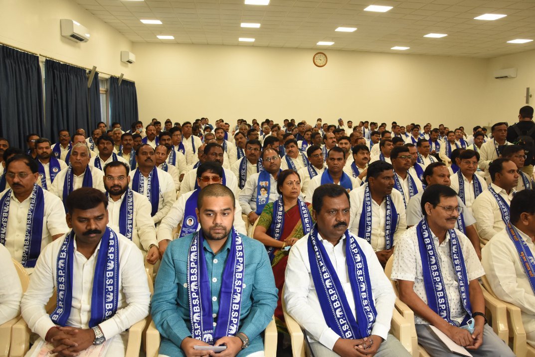 manishvani's tweet photo. @Mayawati की मीटिंग में पहली लाइन में बैठे नजर आए दिवंगत रसड़ा विधायक @umashankar उमाशंकर सिंह के बेटे प्रिंस युकेश सिंह
हालांकि @AnandAkash_BSP आज की मीटिंग में नहीं दिखे. https://t.co/mpbzjdTZwO