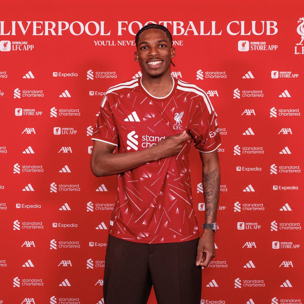 ActuFoot_'s tweet photo. LIVERPOOL A ENCORE CASSÉ SA TIRELIRE CET ÉTÉ !!! 🤑❤️

✅🆕 Bradley Barcola 🇫🇷 - 145 M€ 💰
✅ Jérémy Jacquet 🇫🇷 - 64 M€ 💰
✅ Victor Munoz 🇪🇸 - 40 M€ 💰
✅ Ifeanyi Ndukwe 🇦🇹 - 3 M€ 💰
✅ Ronald Araujo 🇺🇾 - prêt https://t.co/2cKp1qMziK