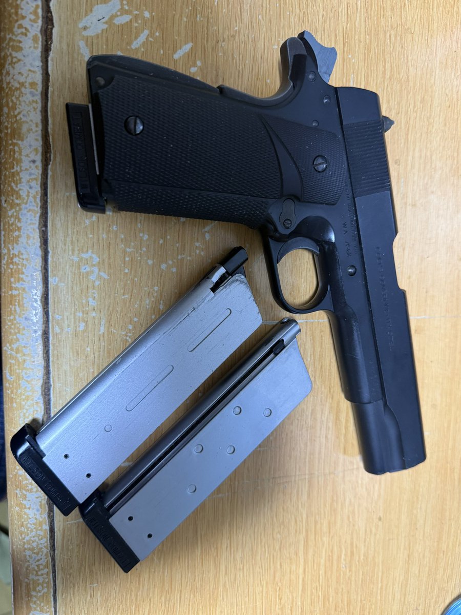 VinSanta's tweet photo. コルトガバメント　牧カスタム…もどきが完成
本当はパックマイヤーのメダリオンなしのグリップが欲しいけど、今はこれで我慢

…なんかガバメントに触れる機会がめっちゃ増えたぞ https://t.co/wxZeE7UBWR