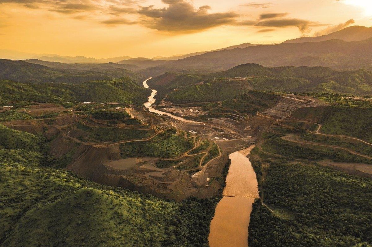 NestorSiurana's tweet photo. Esta vez no es China, es Italia.

La empresa italiana Webuild está a punto de completar una presa etíope de 3.500 millones de dólares, la segunda más grande después de la Gran Presa del Renacimiento.

Webuild comenzó la construcción de la Presa Koysha de 2.200 MW en 2016 y estará completada para 2027.

Etiopía ostenta el récord de capacidad instalada de energía (9.770 MW) en la región.

Con la finalización de la presa Koysha, Etiopía se une a los grandes nombres del continente.

No se descarta que en breve empiece la exportación masiva de electricidad a países vecinos.