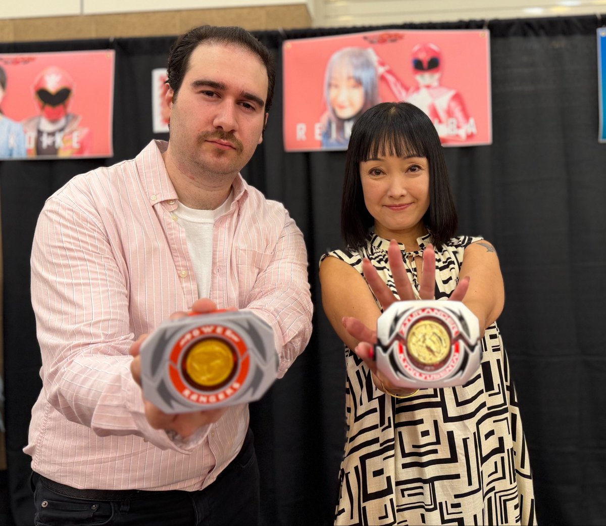 GocarloTwitch's tweet photo. Mei the Pink Ranger, Reiko Chiba!🩷@CHIBAREI_DURGA

From New Jersey to California for ✈️#PowerMorphicon

It doesn’t get more original than this! From Kyoryu Sentai Zyuranger, the season that became known around the world as Mighty Morphin Power Rangers! #SuperSentai #PowerRangers https://t.co/n0aHgZXBAI