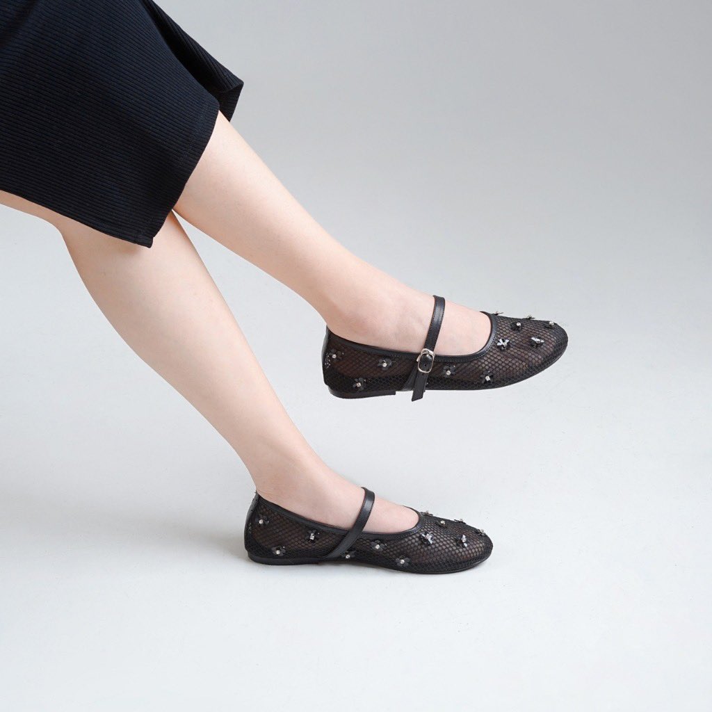 bailaafm's tweet photo. Taburan bunga + sepatu lucu = combo yang nggak bisa ditolak 😭🌸

https://t.co/bjNfGGFUBG https://t.co/3obH70O8fg