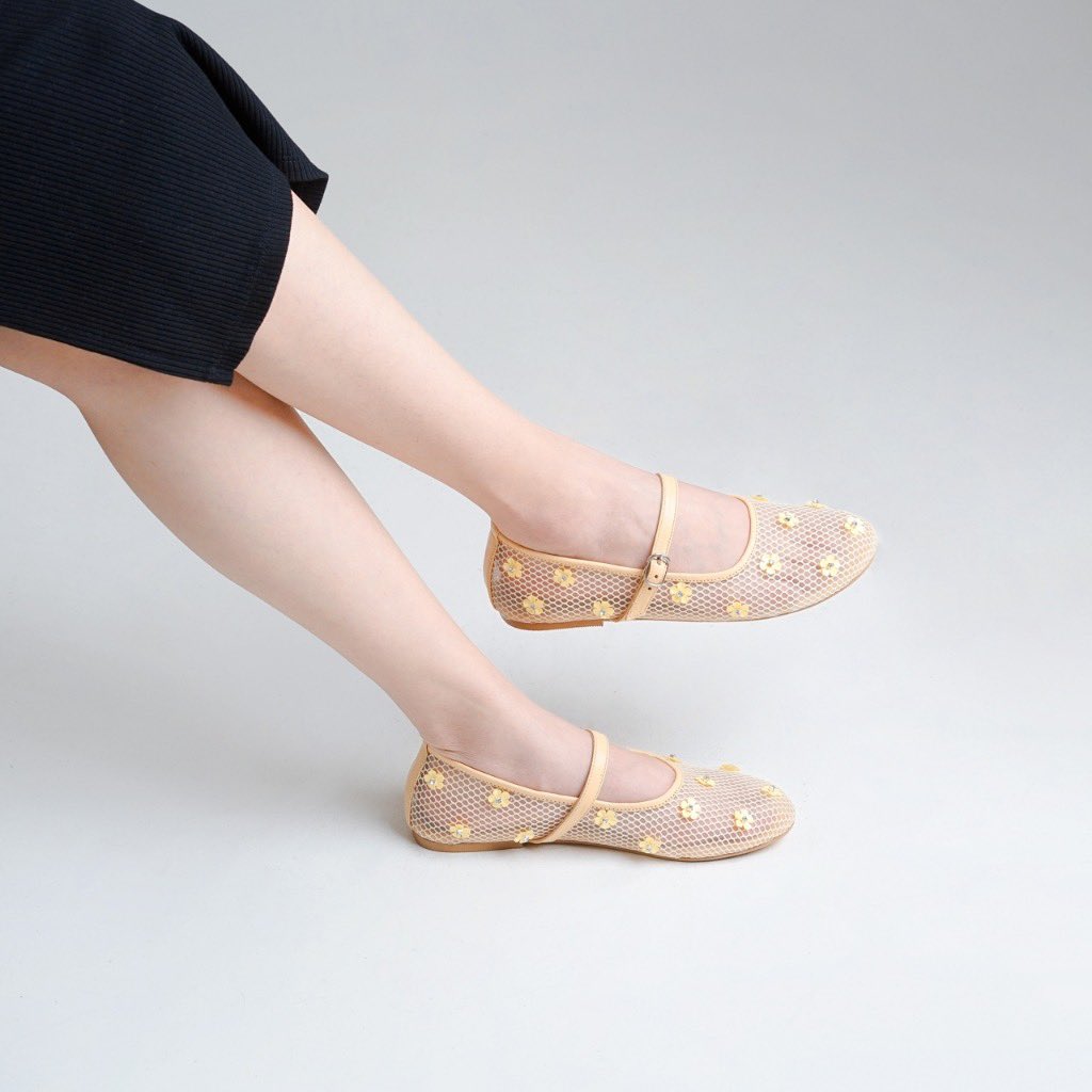 bailaafm's tweet photo. Taburan bunga + sepatu lucu = combo yang nggak bisa ditolak 😭🌸

https://t.co/bjNfGGFUBG https://t.co/3obH70O8fg