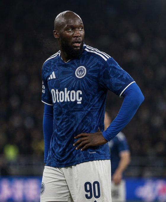 DoganAsusK46CB's tweet photo. bu adamı ne akla uyarak aldınız yaa sumo güreşcisi gibi bu adam gol falan atamaz kendisini zor gezdirir sahada nettt. 1 tane forvetle bu devran dönmez vedat yine sakatlanırsa forvetsiz kalacagız https://t.co/2AX8vO8YJh