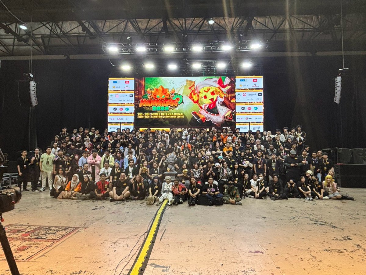 TENJIN_hidetaka's tweet photo. ANIMANGAKI 2026が大盛況のうちに終了、スタッフやゲストの皆で最後は記念撮影。大騒ぎでしたねw
2枚目は私のアートワークショップに参加いただいた皆さん。
最後は501stも参加してくれたトークショーでした！お越し頂いた皆様、ありがとうございました♪また会いましょうー
最後のは参加者にもあまり気づかれなかったけど、イベントの私の絵です（笑）