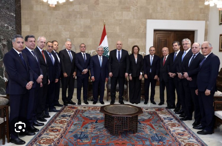 noursarkis21's tweet photo. صورة  كبار ناهبي أموال اللبنانيين مع رئيس جمهورية هؤلاء اللبنانيين!! 
#عهد_العار
#جمعية_المصارف_اللبناني https://t.co/LFFFwxtdXk