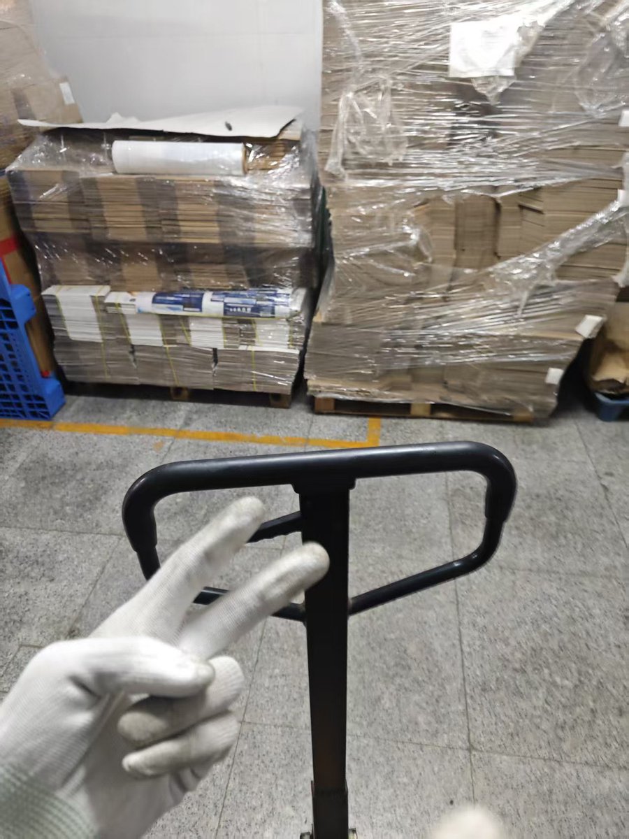 China520k's tweet photo. 兄弟们 下班啦
今天不上课 去干了一天日结厂挣点油钱
10个小时 180 全车间开空调 
4个人目标就是把货从架上搬下来 再重新搬上去 整平 整美观
没有组长盯着 随便抽烟玩手机
印度式干活法 干的是大国工匠精神 https://t.co/gjow3eSRgE