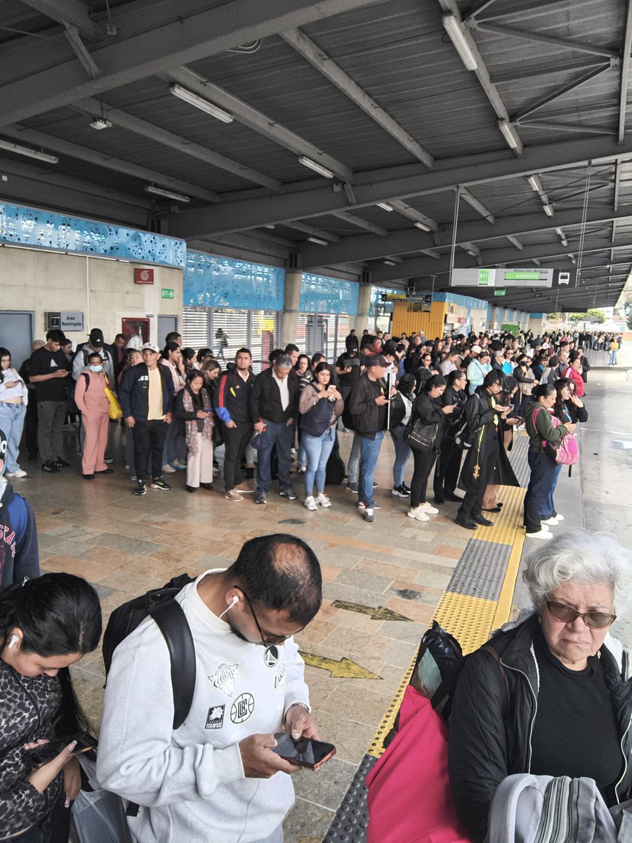 gusibecerra's tweet photo. @TransMilenio Cuántas horas para que nos envíen la ruta B11... Llevamos 20 minutos aquí esperando en el portal del sur https://t.co/kQuM4Yqd4W