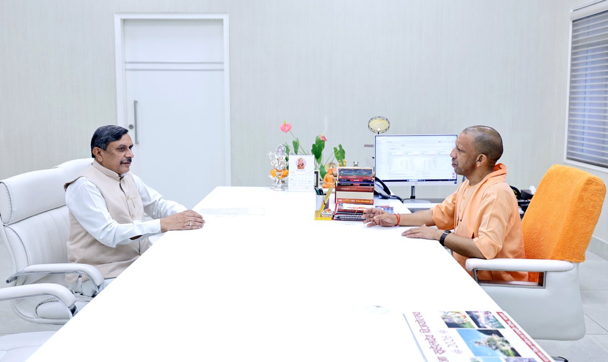 myogioffice's tweet photo. मुख्यमंत्री श्री @myogiadityanath जी महाराज से आज लखनऊ में नगर निगम, झांसी के माननीय महापौर श्री बिहारी लाल आर्य जी ने शिष्टाचार भेंट की। https://t.co/90hrVUjzVa