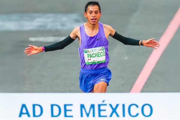 DiarioElPeruano's tweet photo. 🇵🇪 👏👏 Cristhian Pacheco venció a los africanos en la Maratón de la Ciudad de México. El deportista de Huancayo ahora buscará sus cupos para Lima 2027 y Los Ángeles 2028 https://t.co/QNIVmmRa7Z https://t.co/2y41k7E8oj