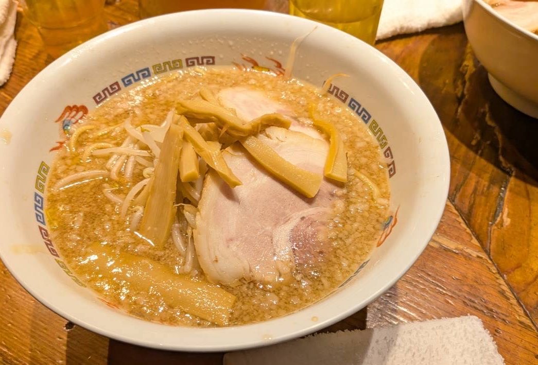 odolniku's tweet photo. 【オドルニクラーメン部🍜】

オドルニクラーメン部照明のともこです。
名前のない演劇祭期間中に食べたラーメンその②！
本番終わりの夜中…小腹が空き訪問🔥
背脂ﾁｬｯﾁｬ系のラーメンで夜中でもスルスルッと食べれます🍜
いつでも食べたい！

#ホープ軒環七丸山店
#オドルニクラーメン部
#飯テロ https://t.co/U2OPsE052m