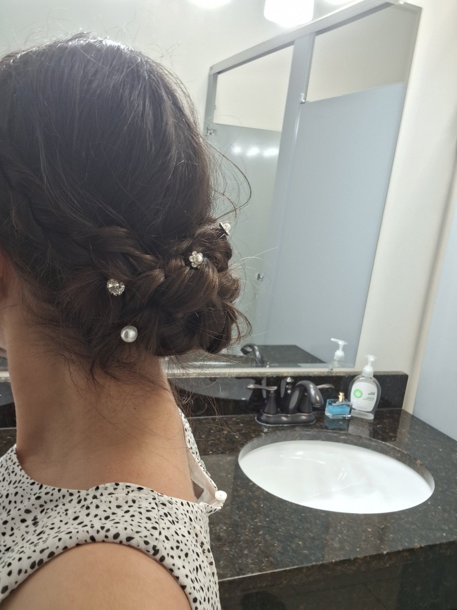 FturSkinnyDevil's tweet photo. Rate the hairstyle I did this morning in 10min, half asleep, and in the dark.
Safe to say I have to schedule my nail appointment soon too 😭 https://t.co/ntHfDp9hXo