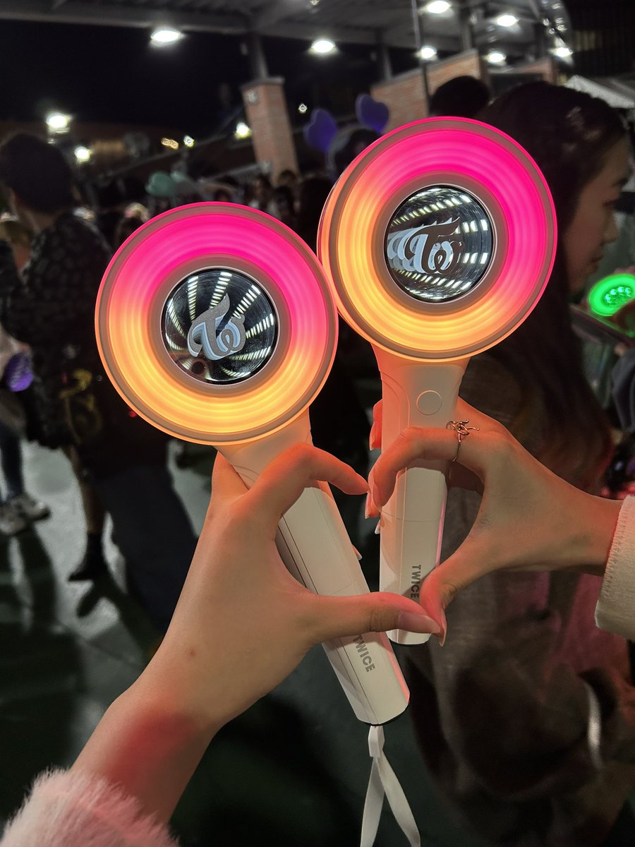 jiwonsharon's tweet photo. 過去のTWICE concert💕
 #TWICE  #MISAMO 
 #READYTOBE #Thisisfor  #Hautecouture https://t.co/C0Mv96hDZ2