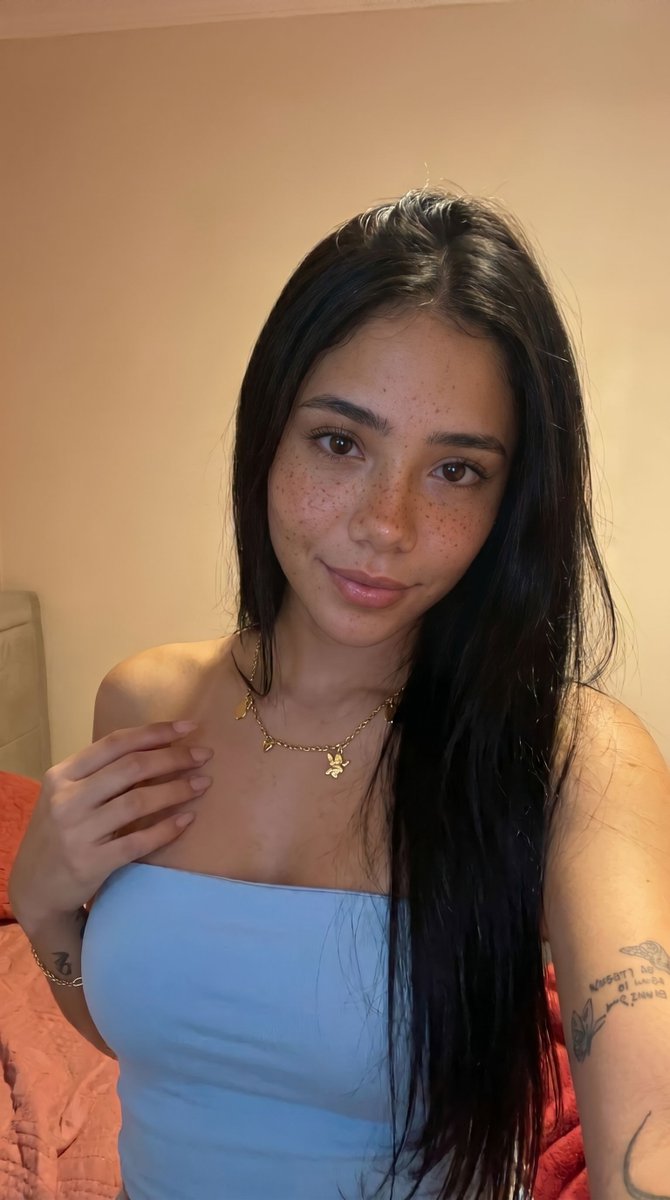 Laraasilvara's tweet photo. azul fica bem em mim? https://t.co/RB2NUZoAw6