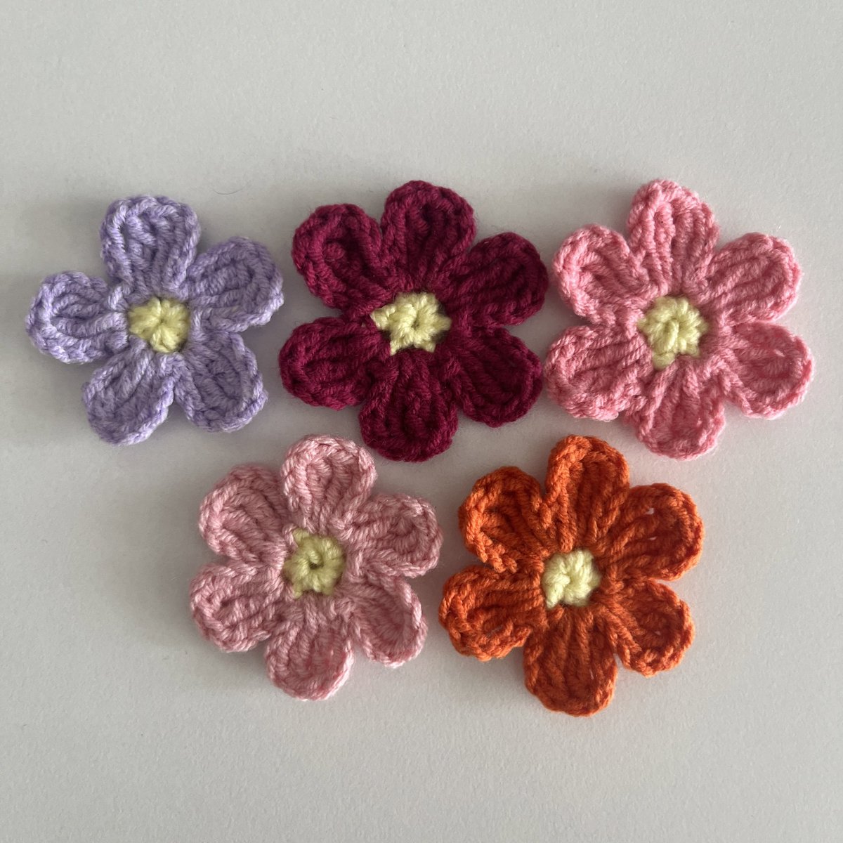 seneva_'s tweet photo. ayçiçek de yaparım ama ilk olarak minik renkli çiçeklerle başladım. biraz basit ve küçük bunlar 4.5 cm ama birçok amaçla kullanılabilir her yere yakışır. daha uğraştırıcı iri çiçeklerde gözüm var da bende o sabır yok maalesef şimdilik https://t.co/jyDHyxbPob
