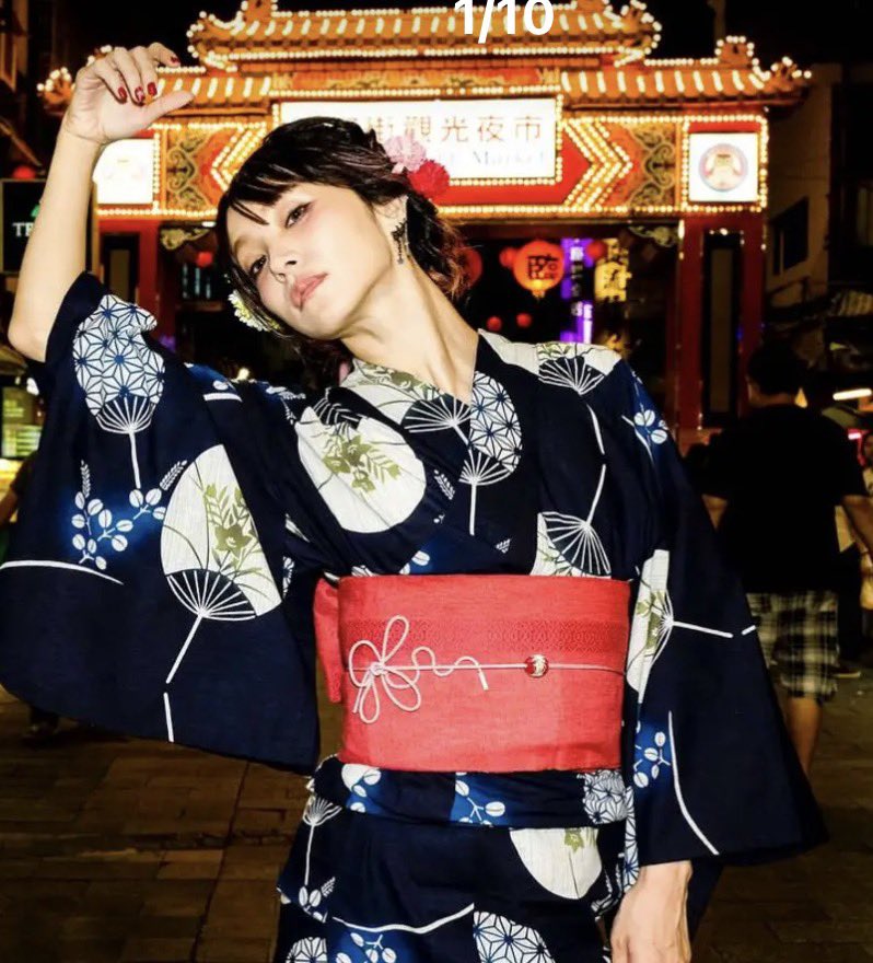 ASHma78hq's tweet photo. LiSAちゃんのこの浴衣好き🥰
左(2018年に台湾のお祭りに行った時)
右(2020年の投稿)
2年越しに再びこの浴衣を着たLiSAちゃんを見れた時は嬉しかった😆
うちわの柄可愛い！
#LiSA https://t.co/hPjUOf6wr2