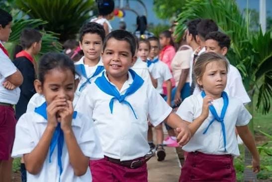 GladysArtemisa's tweet photo. UN CURSO QUE DEBERÁ SOSTENERSE EN CONDICIONES DIFÍCILES PERO CON EL COMPROMISO DE NO FALLARLE A LA EDUCACIÓN CUBANA.
#ArtemisaJuntosSomosMás
#CubaEstáFirme
@DiazCanelB
@PartidoPCC https://t.co/x2dYaBxOmH