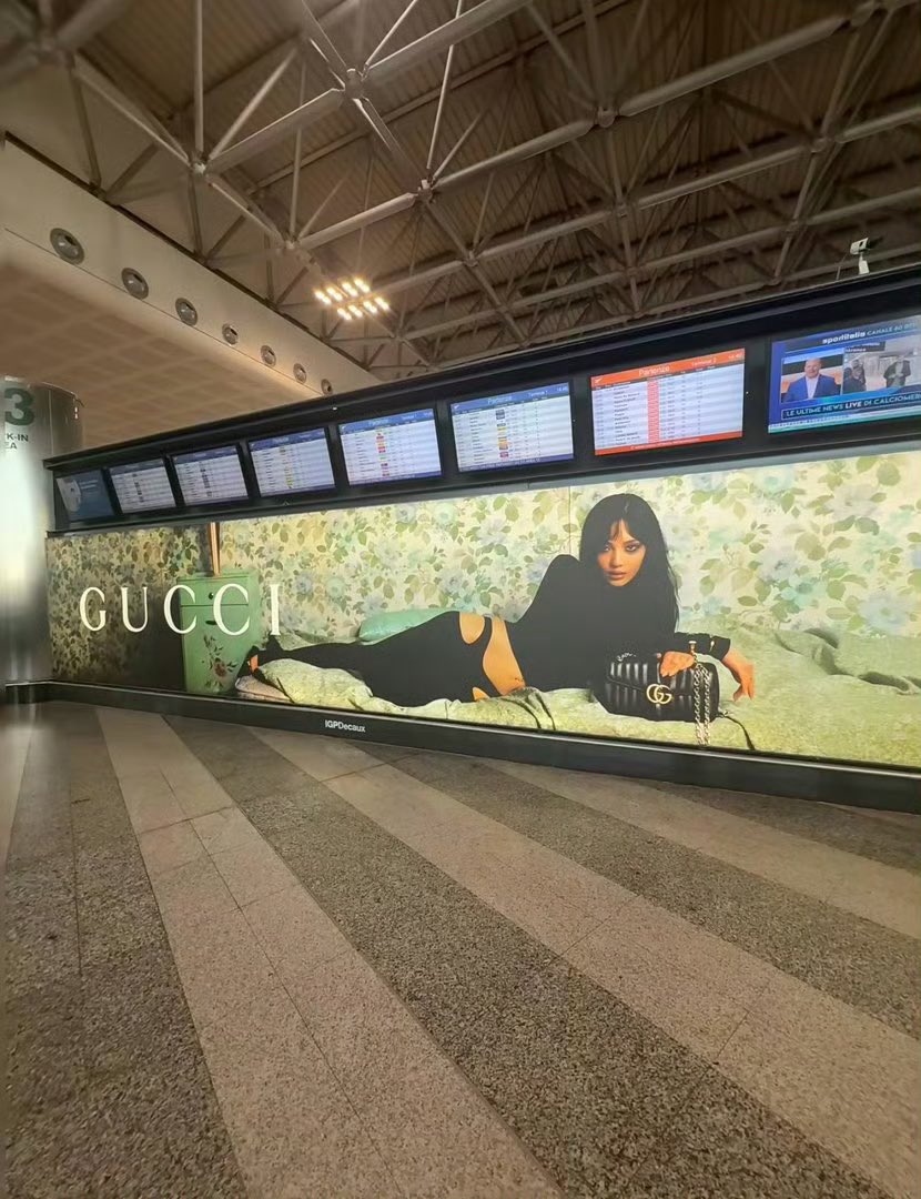 NINGNINGDAY1023's tweet photo. 🆕Milan Airport, Italy
omg Ningning…
#ningningxgucci 
#NINGNING https://t.co/wW5EFfLdAd