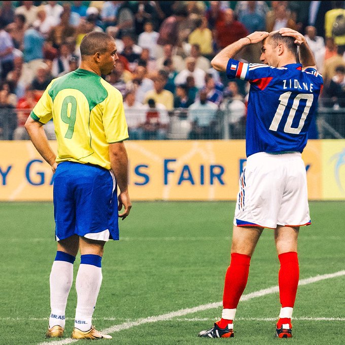 90sfootball's tweet photo. R9 and Zizou 🥶 https://t.co/Eq2h4D5A1w