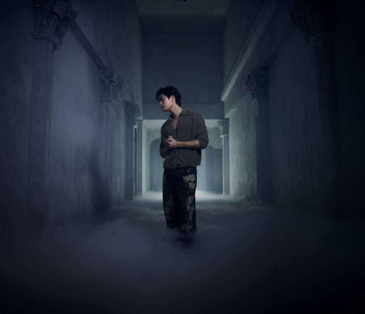 startalkent's tweet photo. “GEMINI” ส่งเพลงช้า “ไม่มีวัน“ (Fragile)

พร้อมโชว์สกิลร่วมแต่งทำนอง

คว้าสาวสวยน้องใหม่ “โยเกิร์ต” รับบทนางเอกMV ถ่ายทอดถึงอารมณ์

หลังปล่อยซิงเกิลที่แสนจะอันตรายอย่าง “Dangerous” ที่เซ็กซี่โดนใจแฟนเพลงทั่วโลกไปแล้ว ล่าสุดศิลปินหนุ่มฮอต “GEMINI” หรือ“เจมีไนน์ นรวิชญ์ ฐิติเจริญรักษ์” จาก  “RISER MUSIC“ กลับมาอีกครั้ง พร้อมเพลง POP R&B  “ไม่มีวัน“ (Fragile) ถ่ายทอดความรู้สึกของคนที่อยากกลับไปแก้ไขรอยร้าวในความสัมพันธ์  งานนี้เจ้าตัวยังได้โชว์สกิลด้านดนตรีร่วมแต่งทำนอง ร่วมกับ ”แกงส้ม“ (ธนทัต ชัยธรรถ“และ “แอ้ม”(อัจฉริยา ดุลยไพบูลย์)  พร้อมดึงสาวสวยน้องใหม่ “โยเกิร์ต โยษิตา วสุภิรักษ์” ร่วมเล่น MV ทำให้เพลงนี้ถูกถ่ายทอดออกมาเข้าถึงอารมณ์มากยิ่งขึ้น

“GEMINI” เล่าเบื้องหลังการทำงานว่า “สำหรับซิงเกิล  “ไม่มีวัน” (Fragile)” เป็นเพลงช้า POP R&B  เนื้อหาของเพลงเล่าถึง ความรู้สึกผิดที่ทำให้คนที่รักต้องเสียใจ จนกลายเป็นรอยร้าวในความสัมพันธ์ ที่ต่อให้อยากจะย้อนเวลากลับไปแก้ไขเท่าไหร่ ก็รู้ว่าเธอไม่มีวันกลับมาเหมือนกับแก้วที่แตกไปแล้วต่อให้เราพยายามซ่อมแซมก็ยังมีรอยร้าวอยู่ดี ก็เป็นเพลงช้าอกหักต่างจากซิงเกิลที่ผ่านมาที่ดูอินเลิฟ  ซึ่งเบื้องหลังการทำงานเพลงนี้ เตรียมตัวกันเต็มที่ พอเห็นเนื้อเพลงก็มีโอกาสเสนอไอเดียร่วมแต่งทำนอง ร่วมกับ “พี่แกงส้ม” และ “พี่แอ้ม” ออกมาเป็นไฟนอลที่ผมชอบมากๆ และคิดว่าเนื้อหาของเพลงน่าจะตรงกับเรื่องราวของใครหลายๆ คน  ส่วนตัว MV แทนความสัมพันธ์เป็นเหมือนกระจกที่แตก พยายามเอาเศษกระจกมาต่อกัน แต่สุดท้ายก็ไม่มีทางเหมือนเดิม ซึ่งนางเอกของเพลงนี้ ได้ “โยเกิร์ต” มาร่วมแสดงด้วยสำหรับผมรู้สึกว่าคาแรคเตอร์ของ “โยเกิร์ต” ทำให้มู๊ดออกค่อนข้างตรงกับคอนเซ็ปต์ของเพลงมากครับ อยากให้ทุกคนไปชม MV กันเยอะๆ นะครับ”

สามารถรับชมมิวสิควีดิโอเพลง “ไม่มีวัน” (Fragile)” ของ“GEMINI” ได้ที่ YouTube: RISER MUSIC และรับฟังผ่าน Music Streaming ทุกแพลตฟอร์ม และติดตามข่าวสารได้ที่ Facebook, Instagram, X, TikTok ของ RISER MUSIC