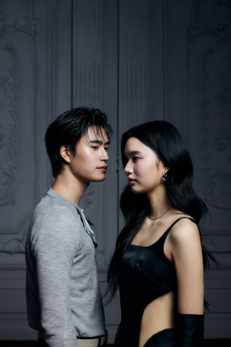 startalkent's tweet photo. “GEMINI” ส่งเพลงช้า “ไม่มีวัน“ (Fragile)

พร้อมโชว์สกิลร่วมแต่งทำนอง

คว้าสาวสวยน้องใหม่ “โยเกิร์ต” รับบทนางเอกMV ถ่ายทอดถึงอารมณ์

หลังปล่อยซิงเกิลที่แสนจะอันตรายอย่าง “Dangerous” ที่เซ็กซี่โดนใจแฟนเพลงทั่วโลกไปแล้ว ล่าสุดศิลปินหนุ่มฮอต “GEMINI” หรือ“เจมีไนน์ นรวิชญ์ ฐิติเจริญรักษ์” จาก  “RISER MUSIC“ กลับมาอีกครั้ง พร้อมเพลง POP R&B  “ไม่มีวัน“ (Fragile) ถ่ายทอดความรู้สึกของคนที่อยากกลับไปแก้ไขรอยร้าวในความสัมพันธ์  งานนี้เจ้าตัวยังได้โชว์สกิลด้านดนตรีร่วมแต่งทำนอง ร่วมกับ ”แกงส้ม“ (ธนทัต ชัยธรรถ“และ “แอ้ม”(อัจฉริยา ดุลยไพบูลย์)  พร้อมดึงสาวสวยน้องใหม่ “โยเกิร์ต โยษิตา วสุภิรักษ์” ร่วมเล่น MV ทำให้เพลงนี้ถูกถ่ายทอดออกมาเข้าถึงอารมณ์มากยิ่งขึ้น

“GEMINI” เล่าเบื้องหลังการทำงานว่า “สำหรับซิงเกิล  “ไม่มีวัน” (Fragile)” เป็นเพลงช้า POP R&B  เนื้อหาของเพลงเล่าถึง ความรู้สึกผิดที่ทำให้คนที่รักต้องเสียใจ จนกลายเป็นรอยร้าวในความสัมพันธ์ ที่ต่อให้อยากจะย้อนเวลากลับไปแก้ไขเท่าไหร่ ก็รู้ว่าเธอไม่มีวันกลับมาเหมือนกับแก้วที่แตกไปแล้วต่อให้เราพยายามซ่อมแซมก็ยังมีรอยร้าวอยู่ดี ก็เป็นเพลงช้าอกหักต่างจากซิงเกิลที่ผ่านมาที่ดูอินเลิฟ  ซึ่งเบื้องหลังการทำงานเพลงนี้ เตรียมตัวกันเต็มที่ พอเห็นเนื้อเพลงก็มีโอกาสเสนอไอเดียร่วมแต่งทำนอง ร่วมกับ “พี่แกงส้ม” และ “พี่แอ้ม” ออกมาเป็นไฟนอลที่ผมชอบมากๆ และคิดว่าเนื้อหาของเพลงน่าจะตรงกับเรื่องราวของใครหลายๆ คน  ส่วนตัว MV แทนความสัมพันธ์เป็นเหมือนกระจกที่แตก พยายามเอาเศษกระจกมาต่อกัน แต่สุดท้ายก็ไม่มีทางเหมือนเดิม ซึ่งนางเอกของเพลงนี้ ได้ “โยเกิร์ต” มาร่วมแสดงด้วยสำหรับผมรู้สึกว่าคาแรคเตอร์ของ “โยเกิร์ต” ทำให้มู๊ดออกค่อนข้างตรงกับคอนเซ็ปต์ของเพลงมากครับ อยากให้ทุกคนไปชม MV กันเยอะๆ นะครับ”

สามารถรับชมมิวสิควีดิโอเพลง “ไม่มีวัน” (Fragile)” ของ“GEMINI” ได้ที่ YouTube: RISER MUSIC และรับฟังผ่าน Music Streaming ทุกแพลตฟอร์ม และติดตามข่าวสารได้ที่ Facebook, Instagram, X, TikTok ของ RISER MUSIC