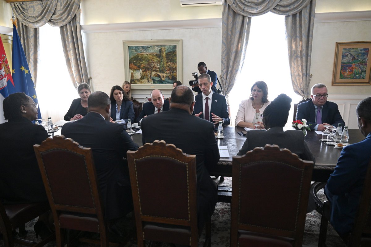 MFASerbia's tweet photo. Министар спољних послова Републике Србије Марко Ђурић @markodjuric састао се данас, уочи Комеморативног скупа поводом 65. годишњице Београдске конференције Покрета несврстаних земаља, са министром иностраних послова Уједињене Републике Танзаније Махмудом Табитом Комбом.

Констатовано је обострано задовољство због отварања Амбасаде Републике Србије у Танзанији, што је оцењено као значајан корак ка успостављању ширег партнерства.
#NAM65 #NAM2026
🇷🇸🤝🇹🇿
📄⬇️
🔗https://t.co/SBVnDGkCnb