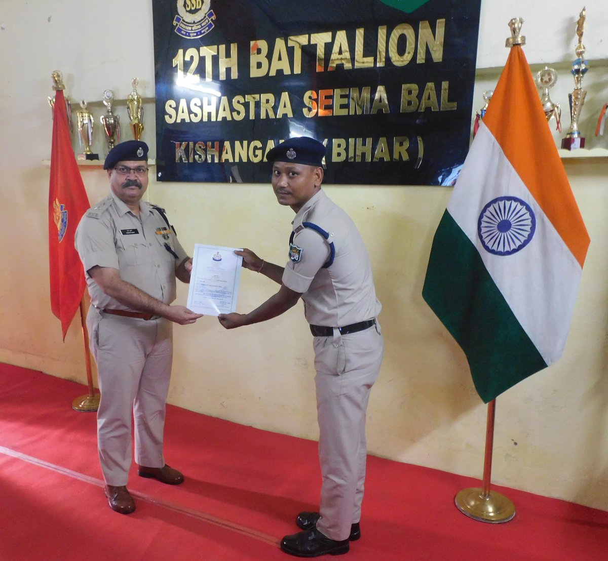 12BnSSB_INDIA's tweet photo. दिनांक 31.08.26 को 12वीं वाहिनी स.सी.बल किशनगंज में कार्यवाहक कमांडेंट श्री पवन कुमार की अध्यक्षता में अगस्त माह का सैनिक सम्मेलन का आयोजन किया गया। इस अवसर पर उत्कृष्ट कार्य करने वाले कार्मिकों को प्रशंसा पत्र प्रदान कर सम्मानित किया गया। तथा साथ ही बड़ा खाना का आयोजन किया गया l https://t.co/neL3ybxo6K