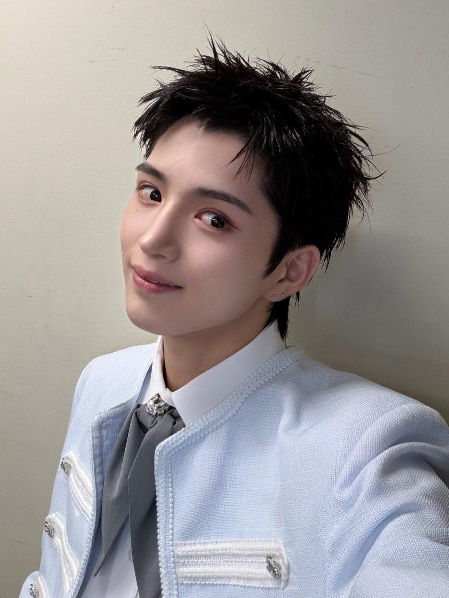 Official_VIBY's tweet photo. TOMOのみんな〜お疲れ様〜
今日は来てくれて本当にありがとう！！
本当にTOMOに出会えてよかったな〜って思ったよ！

プレデビューの時からずっと今日のことを考えてきて、今日を成功させるために色んなことに挑戦してもう思いが込み上げそうになる！

正直、今日までの日々で武道館埋まるかな〜とか、もう無理かな〜とか
諦めそうって思うこともたくさんあったけどTOMOがVIBY Daysとかイベントとか手紙で励ましてくれたおかげですごく助かった。

実際にリーダーであることでたくさん悩んできたけど、TOMOが「無理しなくていいよ」って言ってくれたおかげで張り詰めてた心がほどけた感じがしてまた頑張ろうって思えたからいつも本当に助かってる！
まだまだ未熟なリーダーだからみんな支えてください。

今日はあくまでスタートだからこれからもっと色んな景色を一緒に見られるようにがんばるね‼︎
だからみんな俺の広い背中だけ見てついて来て💪
本当に本当にみんなありがとう☺️
TOMOが俺の心の支え❤️

VIBYの成長途中のリーダー　IO

#IO
#VIBY #バイビー
#VIBY_LAND #VIBY_武道館
