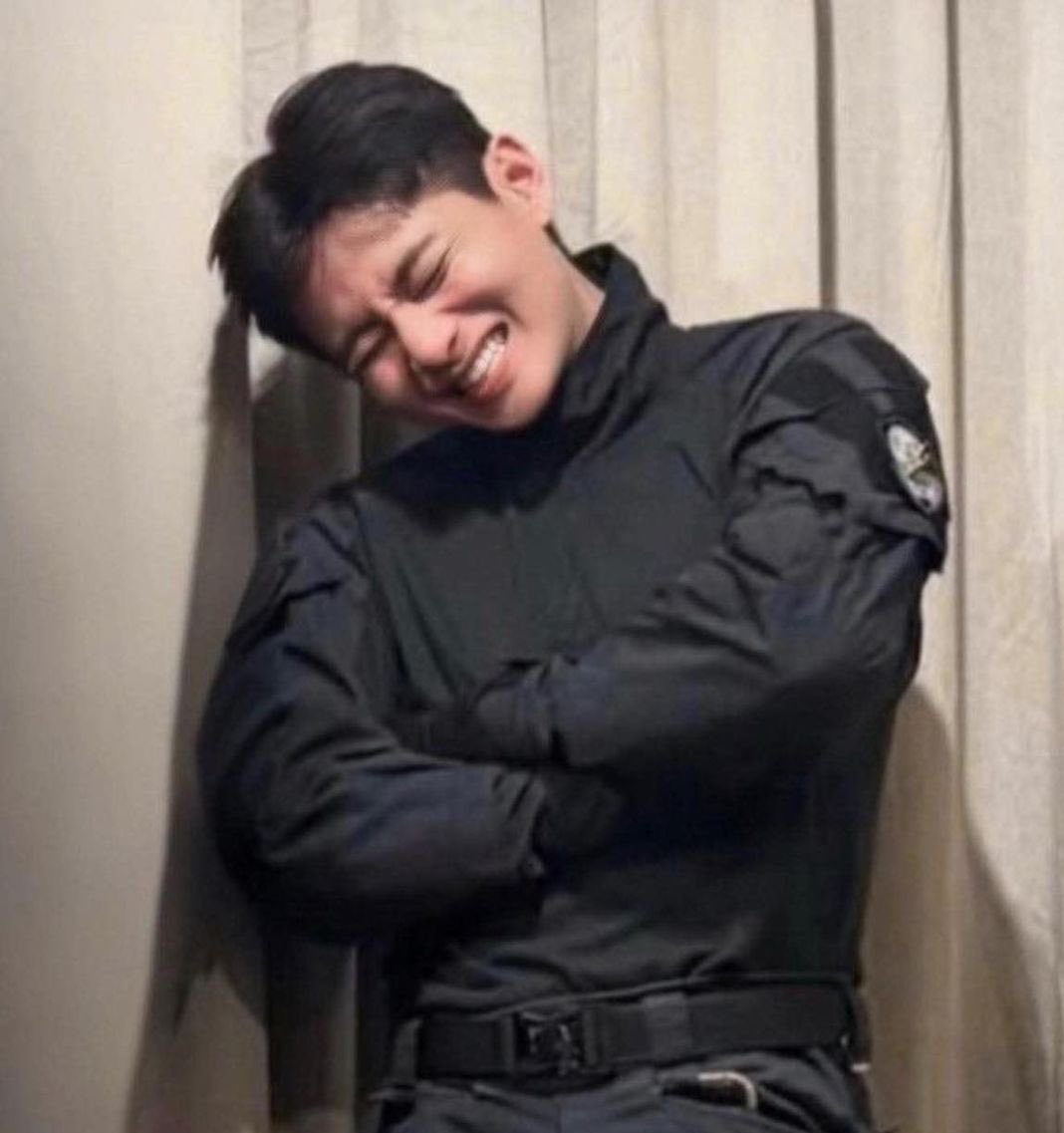 Taehyungimpact's tweet photo. soldier.                                            Idol. https://t.co/dj9pQWFzPY
