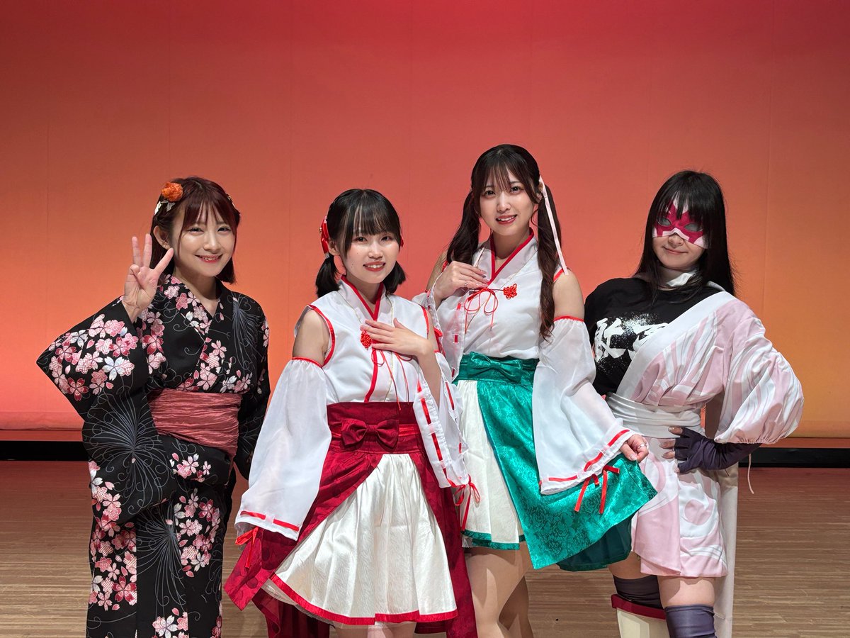sengokug2026's tweet photo. ♨️ #泉極ガールズ ♨️
猿ヶ京温泉 #赤谷湖上花火大会2026 にて
初代泉極ガールズ #有野いく (@iku_arino )さんと
しろちゃんとお写真を撮っていただきました✨
お二人とも本当に素敵なお人柄で、MCや機材関係など、何から何まで大変お世話になりました🙇‍♀️
本当にありがとうございました！ https://t.co/yVUPTz9zjs