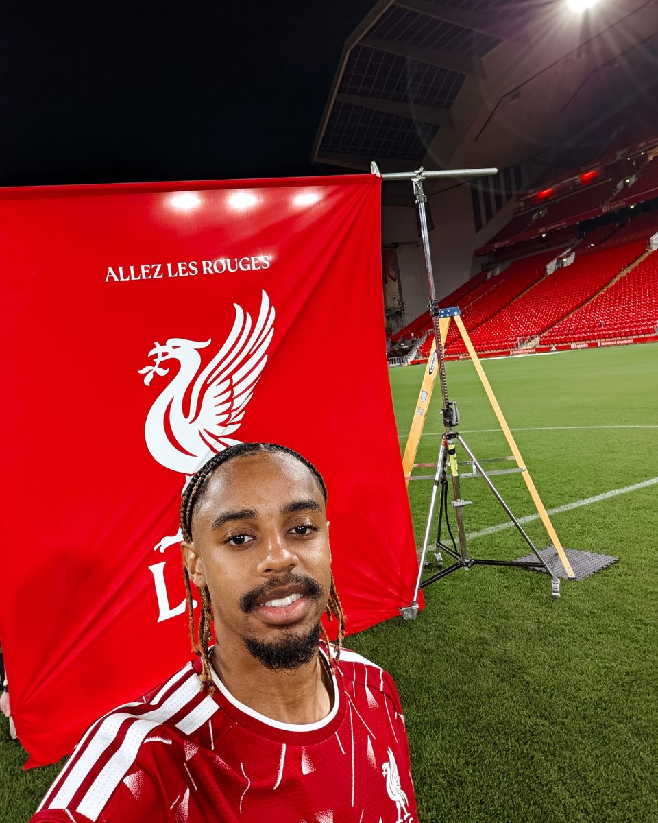 LFC's tweet photo. A first #TeamPixel selfie for our new Red👌 https://t.co/0uMKWf3NU4