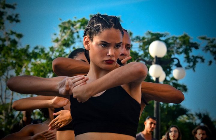 ACN_Cuba's tweet photo. 💃🕺👯‍♀️Codanza mantiene su impronta en la escena cultural de Holguín 

📍Con una temporada de estrenos prevista para septiembre, entre ellos la coreografía Cuadrilátero, en un contexto marcado por el cierre del Teatro Eddy Suñol por daños que causó el huracán Melisa.

#ACNreporta https://t.co/fNoXTXnXUS