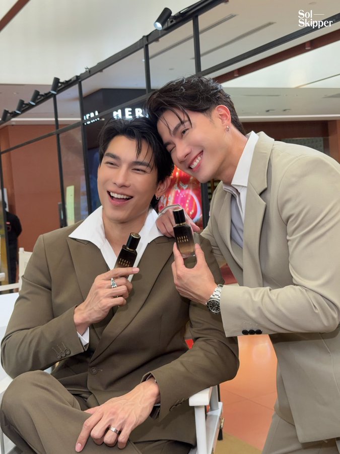Carly29059171's tweet photo. Here are our beloved,
precious soulmates "MewTul"💎❤️���🔥
who shine effortlessly ,✨
not only for THEIR special beauty, complicity, harmony, elegance, charm, charisma,
but, also for
THEIR "pure, immense, marvelous LOVE"🤍✨

MEWTUL SERUMSILK

#BobbiBrownTHxMewTul
@MSuppasit @octotul
#MewSuppasit #Tul_Pakorn
#มิวศุภศิษฏ์