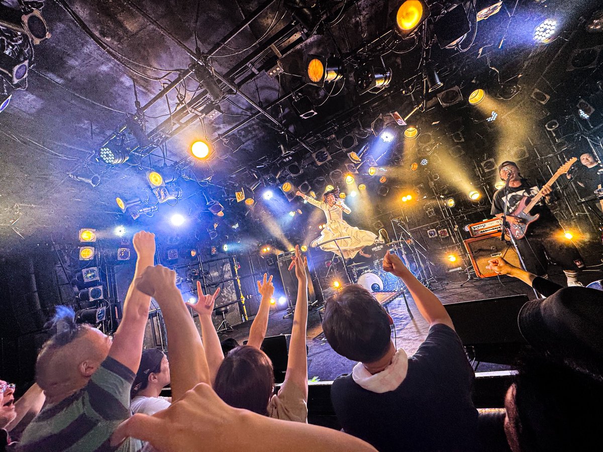 echoes0923's tweet photo. THE TRAINTRAINS 渋谷 CLUB QUATTRO 「せめて音楽を。」大トリ最高にぶちかました！爆音で拳を上げて、肩組んで、走り回って、シンガロングしてこれだよこれ！ https://t.co/j50Zn3EfhD