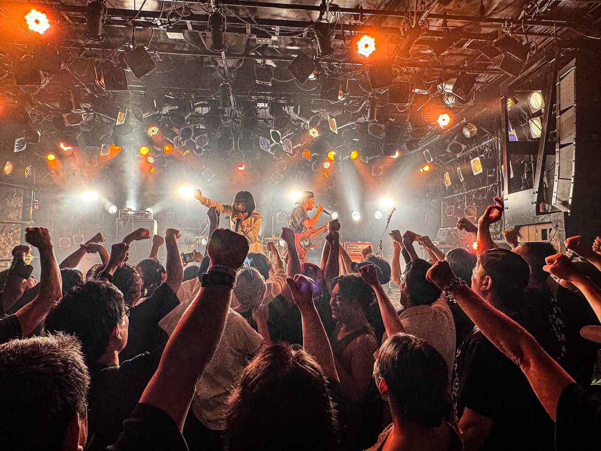 echoes0923's tweet photo. THE TRAINTRAINS 渋谷 CLUB QUATTRO 「せめて音楽を。」大トリ最高にぶちかました！爆音で拳を上げて、肩組んで、走り回って、シンガロングしてこれだよこれ！ https://t.co/j50Zn3EfhD