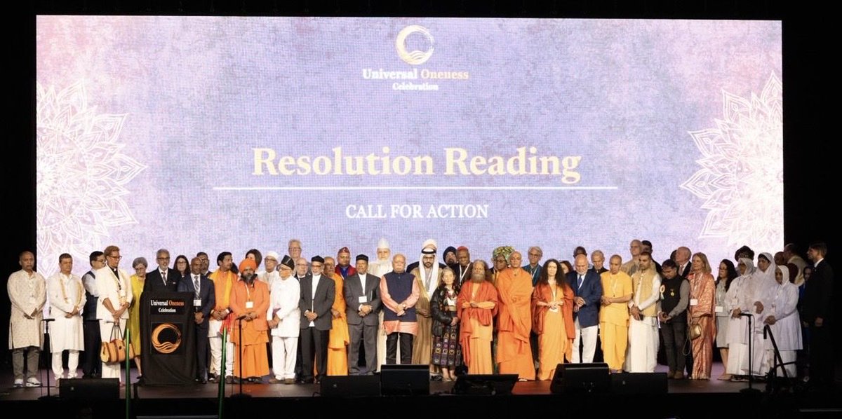 ajaydevgn's tweet photo. Dr. Mohan Bhagwat, on what the Hindu tradition asks of a Hindu: "If you want to call yourself Hindu, you must believe that all paths are leading to the same goal and that every human has dignity." 

#UniversalOneness #RSSinUSA @uni1ness @Aheadforum1 https://t.co/oymjhGzJXV