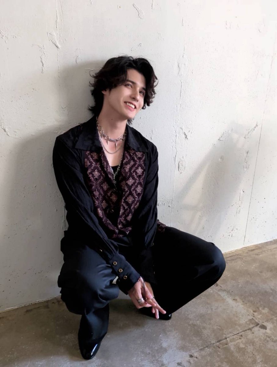 sutanmiJPN's tweet photo. #不破湊 新曲 「鏡の前でキスをしろ。」
スタッフさん達とも仲良くできて楽しい撮影でした。
時間カツカツでほぼすべて一発撮りでどうなるかちょっと不安だったけど、めっちゃ良いものに仕上げてくれてマジでさすがでした。
ふわっちの作るものの一部になれてうれしいです
改めまして呼んでくれてありがと。
ふわっちサイコー🥂✨
