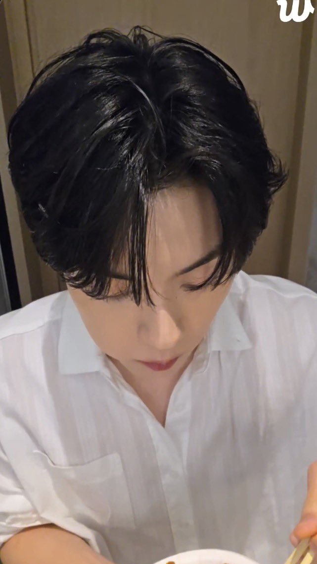 translatingTXT's tweet photo. 🐰 hehe i’ll start talking once more people come in
🐰 i got a little side dish for my wasabi and soy sauce
🐰 is my voice alright? is it echoing?
🐰 you’re asking if i’m eating in the toilet? it’s the bathroom…it looks like the toilet? 
🐰 the reason for that is…you guys know because we’ve done a live here so many times but the lighting in the room is a bit yellow…so i went around everywhere to see where the light would be good and it was good in the bathroom so i brought my food in here…you guys need to see this…i brought my food in here to look good for you guys and i was worried it would spill on my white shirt but i still wore it to look good for you guys 
🐰 if the lighting is still too yellow then let me know, hyung
🐰 ah not hyung, i mean moa 😅
🐰 it’s good? then that’s good! it’s not the toilet, it’s the bathroom!