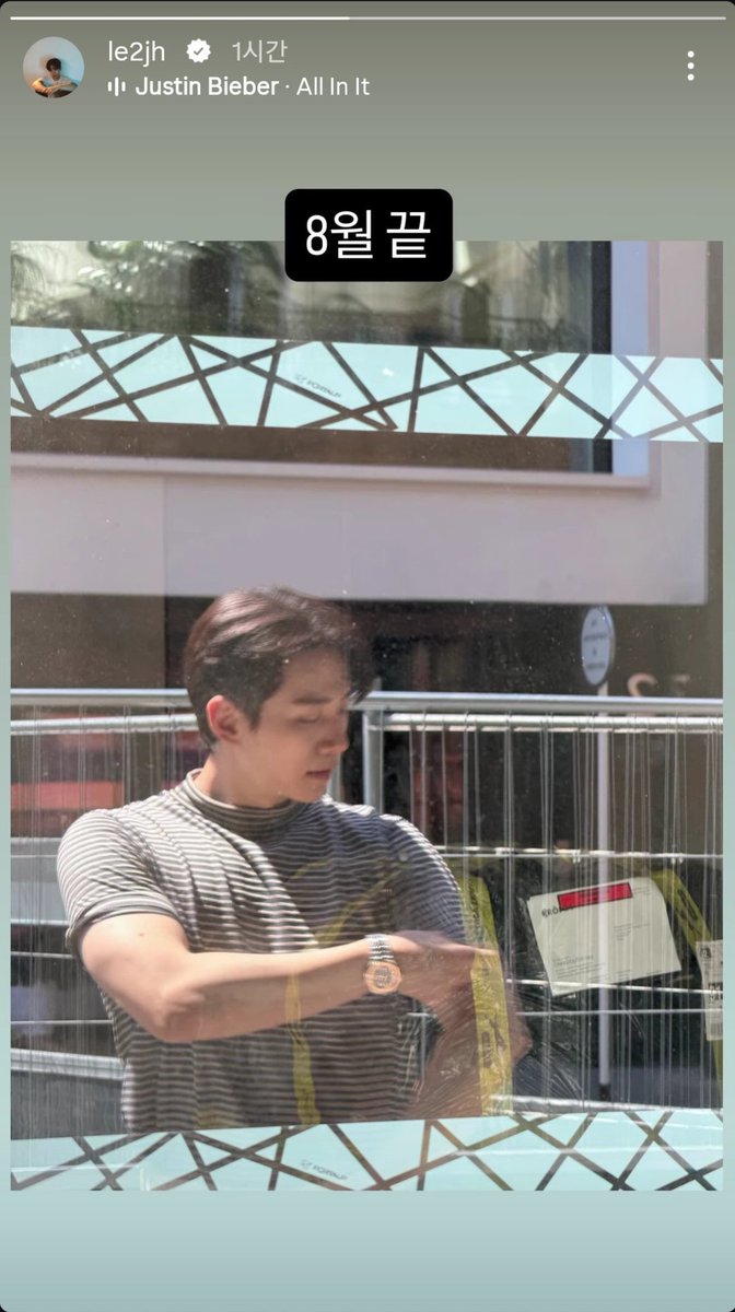 Hwipeng's tweet photo. 내가 꼬꼬마 애기시절에 티셔츠가 팔뚝에 낑기는 남자가 멋있다고 싸이월드에 끄적이던 때가 있었는데... https://t.co/o4kpkfb0Xt