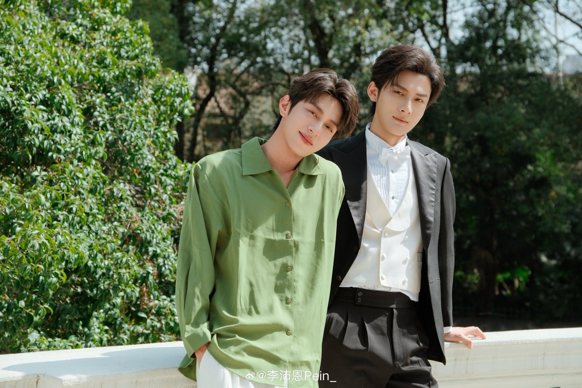 mitsuitsuru's tweet photo. Fans in weibo has been giggling and joking that the reason Li PeiEn suddenly use husband and wife reference is because he saw the many past wedding model pic of Jiang Heng and he is staking his claim that "this person is mine now" (and forever 🥰) 🤭🤭🤭🤭🤭 https://t.co/TEvOLxCVEx