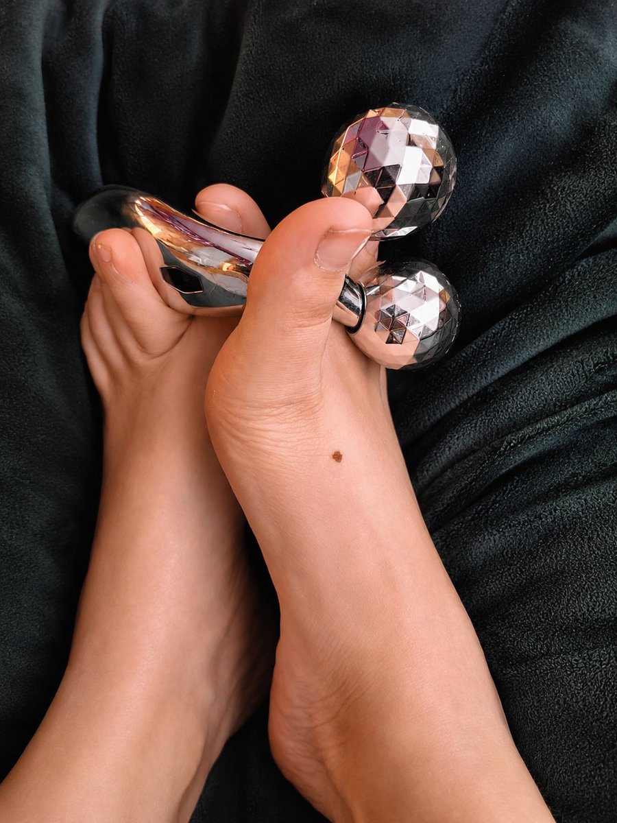 chaniawb6's tweet photo. A little foot massage… who wants to join me? 😏🦶✨#feet #footfetish #feetpics #prettyfeet #soles #toes #footcontent #contentforsale https://t.co/IhoU4KC5oP