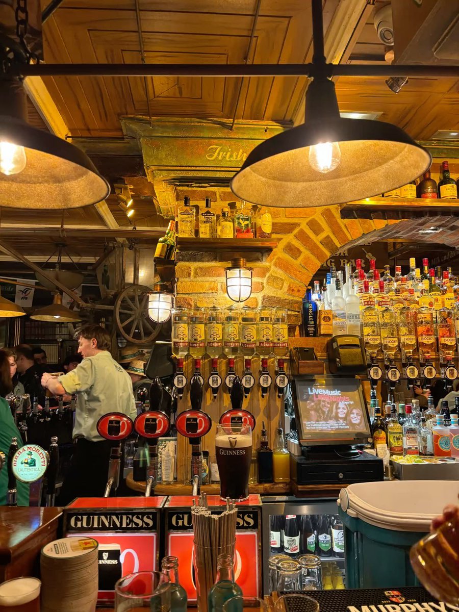 gwynmoires's tweet photo. Dinned di pub legendaris. When in Ireland, you do as the Irish do.
 
📍 Oliver St John Gogarty https://t.co/5wYAa7tkn8